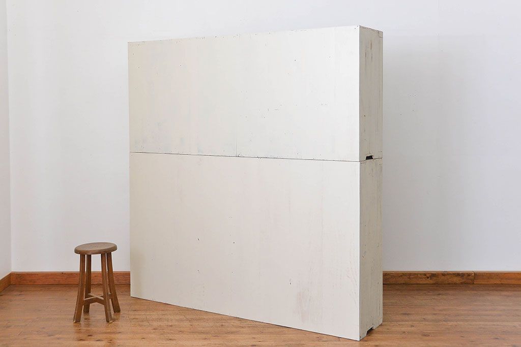 アンティーク家具　アンティークペイント ガラスの取っ手の大きな収納棚(ガラスケース、飾り棚)