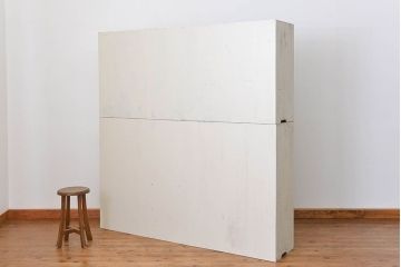 アンティーク家具　アンティークペイント ガラスの取っ手の大きな収納棚(ガラスケース、飾り棚)