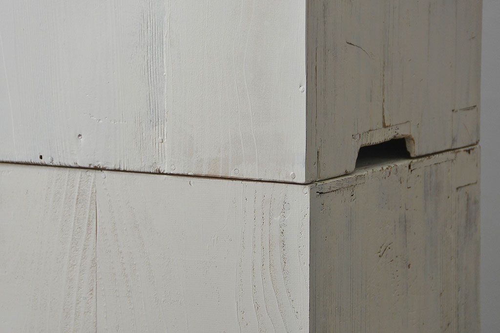 アンティーク家具　アンティークペイント ガラスの取っ手の大きな収納棚(ガラスケース、飾り棚)