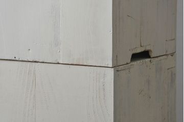 アンティーク家具　アンティークペイント ガラスの取っ手の大きな収納棚(ガラスケース、飾り棚)