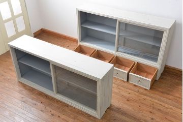 アンティーク家具　アンティークペイント ガラスの取っ手の大きな収納棚(ガラスケース、飾り棚)