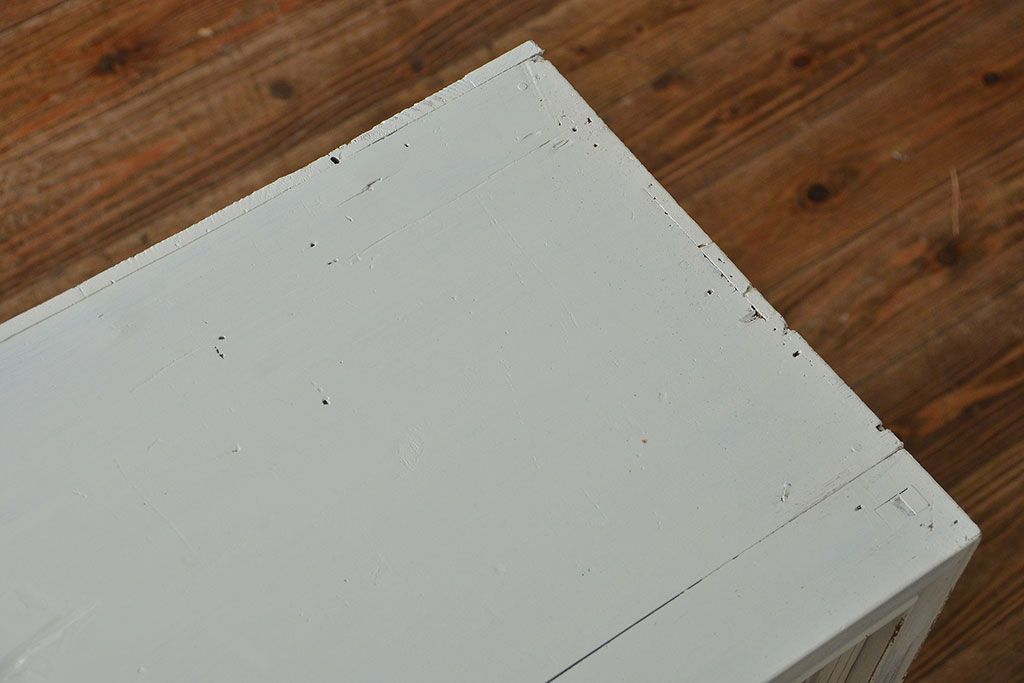 アンティーク家具　アンティークペイント ガラスの取っ手の大きな収納棚(ガラスケース、飾り棚)