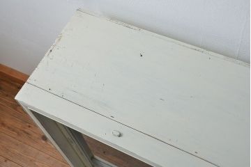 アンティーク家具　アンティークペイント ガラスの取っ手の大きな収納棚(ガラスケース、飾り棚)