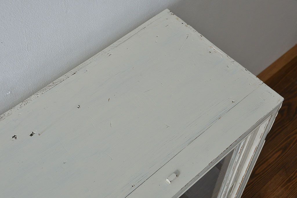 アンティーク家具　アンティークペイント ガラスの取っ手の大きな収納棚(ガラスケース、飾り棚)