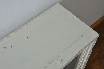 アンティーク家具　アンティークペイント ガラスの取っ手の大きな収納棚(ガラスケース、飾り棚)