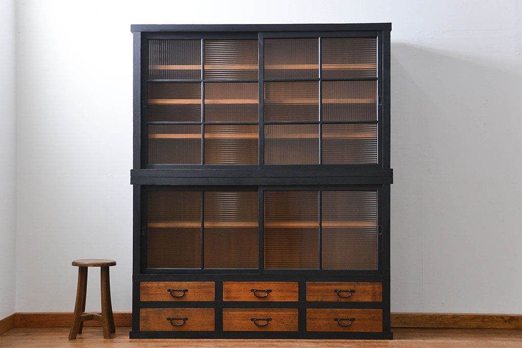 アンティーク家具　アンティークペイント モールガラス二段重ね収納棚(飾り棚、食器棚)