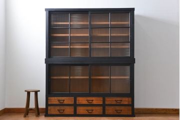 アンティーク家具　アンティークペイント モールガラス二段重ね収納棚(飾り棚、食器棚)