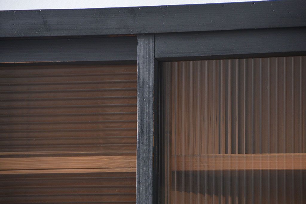 アンティーク家具　アンティークペイント モールガラス二段重ね収納棚(飾り棚、食器棚)