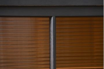 アンティーク家具　アンティークペイント モールガラス二段重ね収納棚(飾り棚、食器棚)