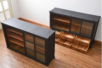 アンティーク家具　アンティークペイント モールガラス二段重ね収納棚(飾り棚、食器棚)