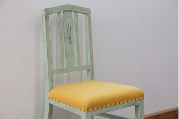 アンティーク家具　アンティークペイント かわいいデザインの椅子(チェア、イス)
