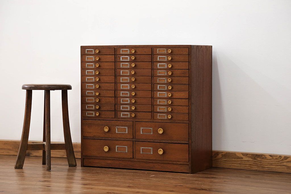 レトロ家具　昭和レトロ ネームプレート付き 34杯 アンティーク小引き出し