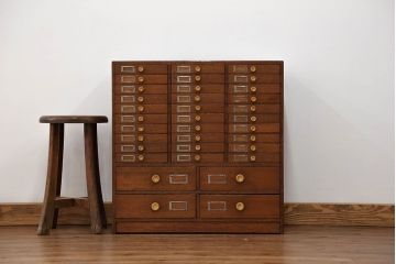 レトロ家具　昭和レトロ ネームプレート付き 34杯 アンティーク小引き出し