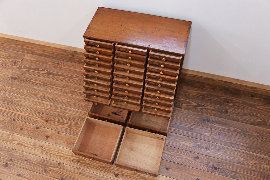 レトロ家具　昭和レトロ ネームプレート付き 34杯 アンティーク小引き出し