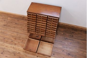 レトロ家具　昭和レトロ ネームプレート付き 34杯 アンティーク小引き出し