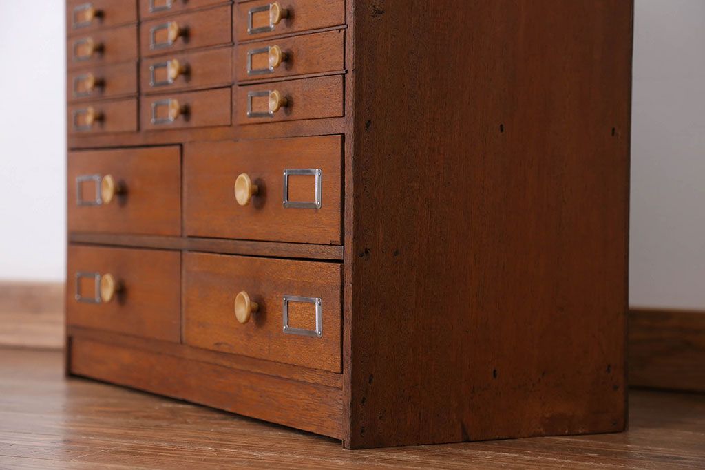 レトロ家具　昭和レトロ ネームプレート付き 34杯 アンティーク小引き出し