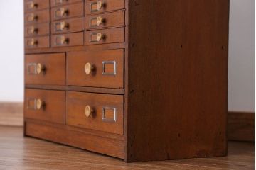 レトロ家具　昭和レトロ ネームプレート付き 34杯 アンティーク小引き出し