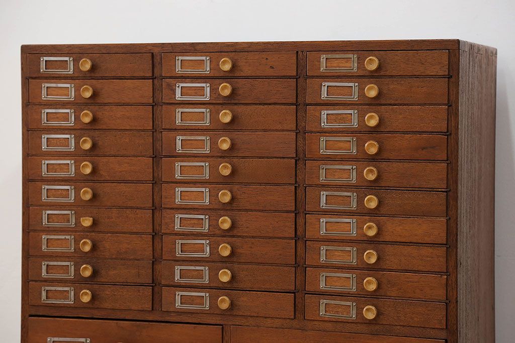 レトロ家具　昭和レトロ ネームプレート付き 34杯 アンティーク小引き出し