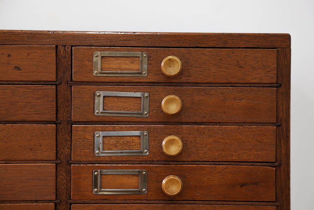 レトロ家具　昭和レトロ ネームプレート付き 34杯 アンティーク小引き出し