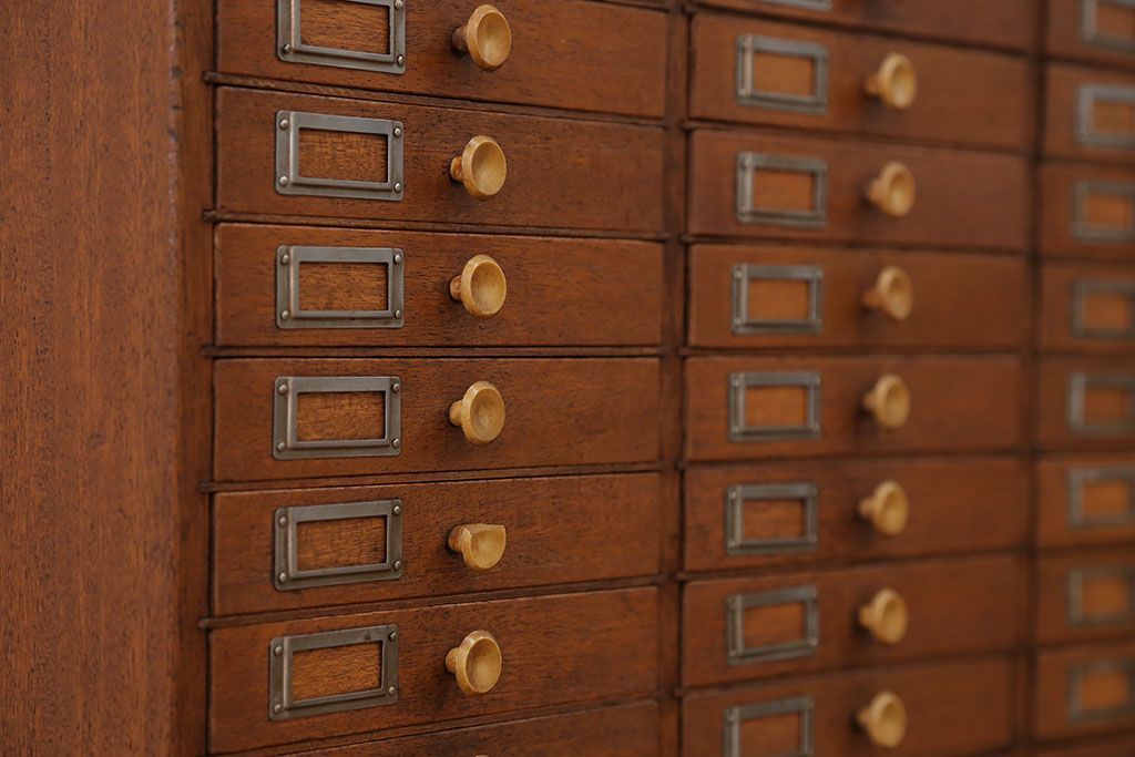 レトロ家具　昭和レトロ ネームプレート付き 34杯 アンティーク小引き出し