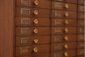 レトロ家具　昭和レトロ ネームプレート付き 34杯 アンティーク小引き出し