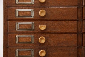 レトロ家具　昭和レトロ ネームプレート付き 34杯 アンティーク小引き出し