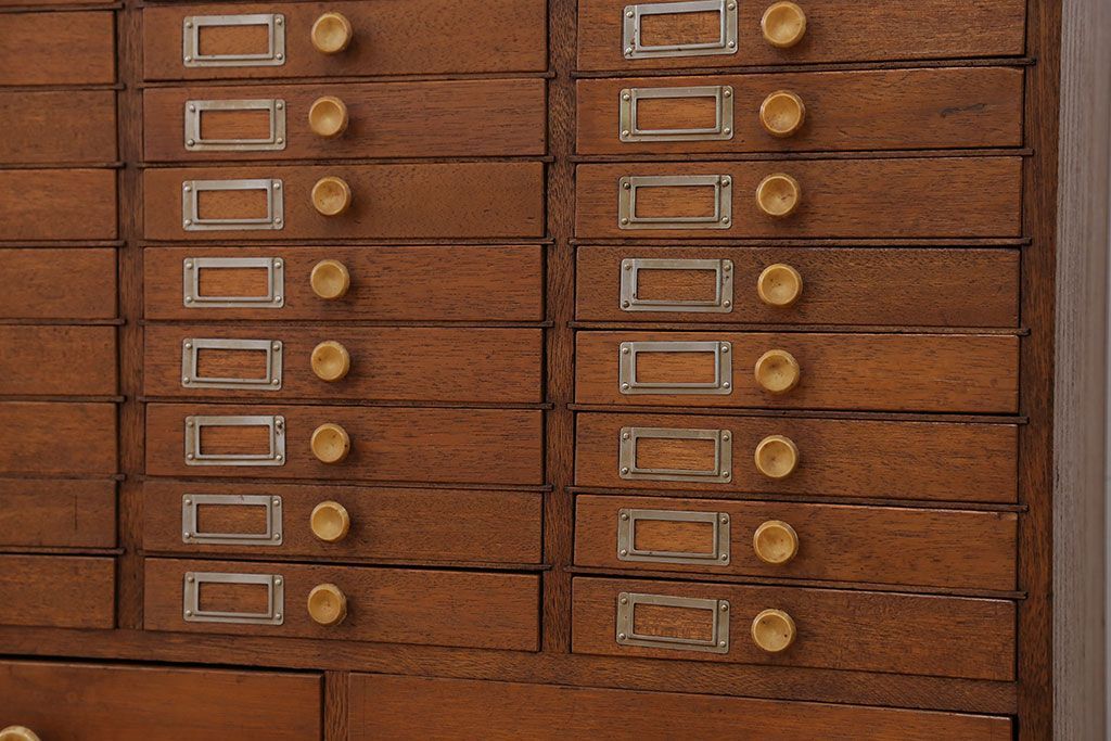 レトロ家具　昭和レトロ ネームプレート付き 34杯 アンティーク小引き出し