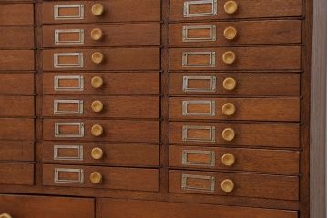 レトロ家具　昭和レトロ ネームプレート付き 34杯 アンティーク小引き出し