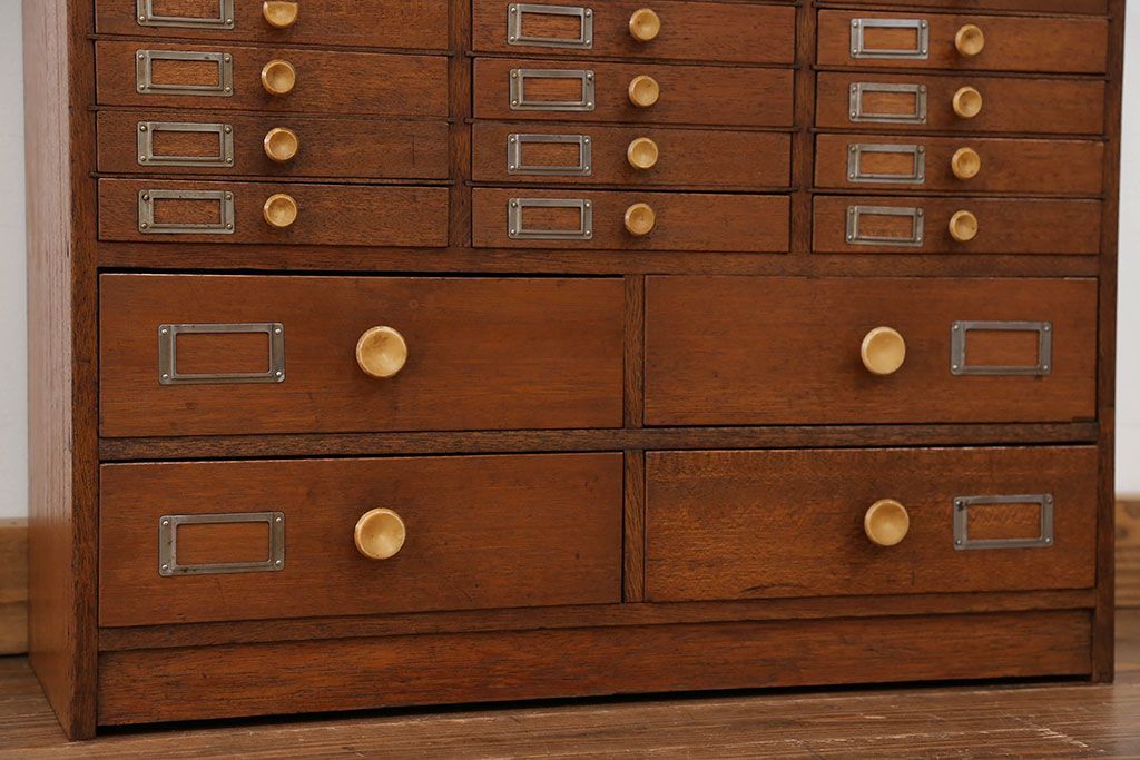 レトロ家具　昭和レトロ ネームプレート付き 34杯 アンティーク小引き出し