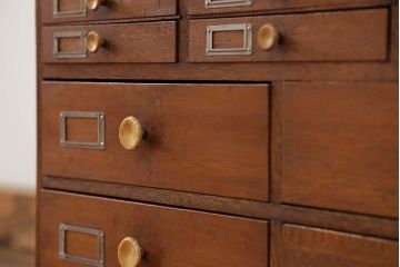 レトロ家具　昭和レトロ ネームプレート付き 34杯 アンティーク小引き出し