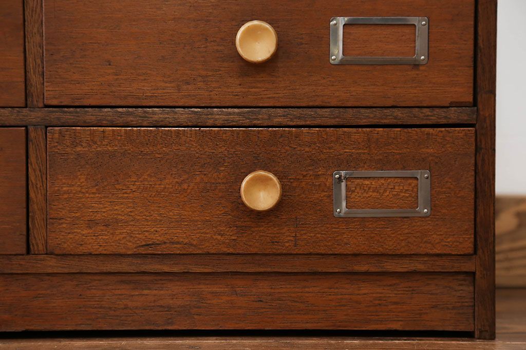 レトロ家具　昭和レトロ ネームプレート付き 34杯 アンティーク小引き出し