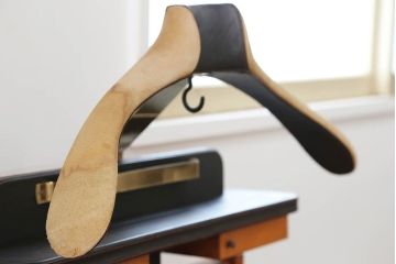 アンティーク雑貨　ジャンク品 イタリア製 豪華な作りのパンツプレスハンガー(ズボンプレッサー)