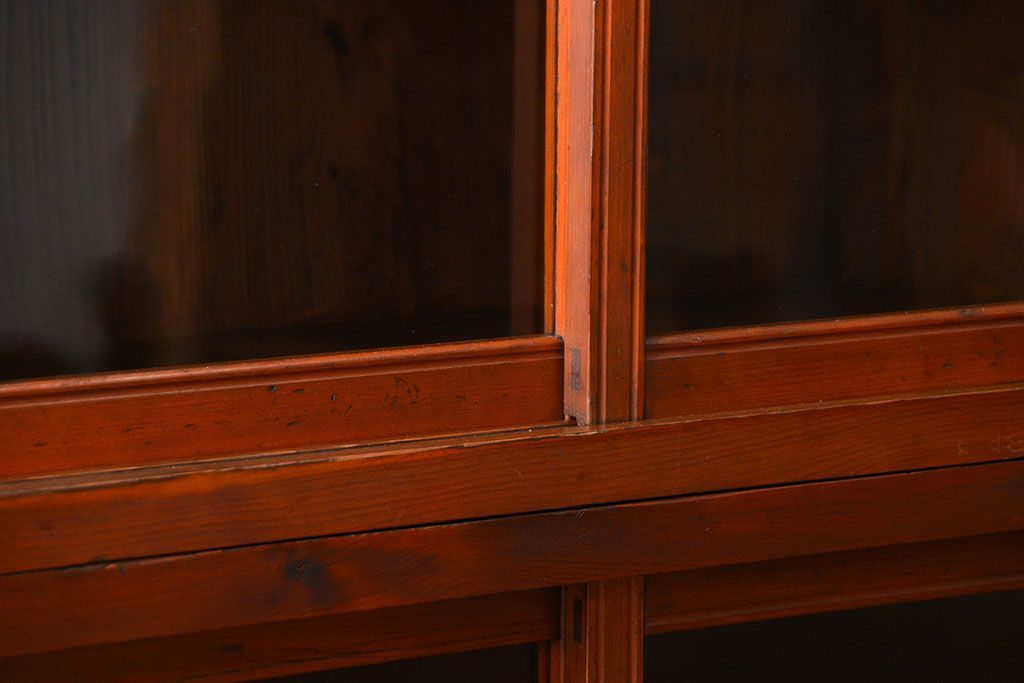 アンティーク家具　アンティーク 古い木のシンプルな二段重ね収納棚 (書棚、食器棚)