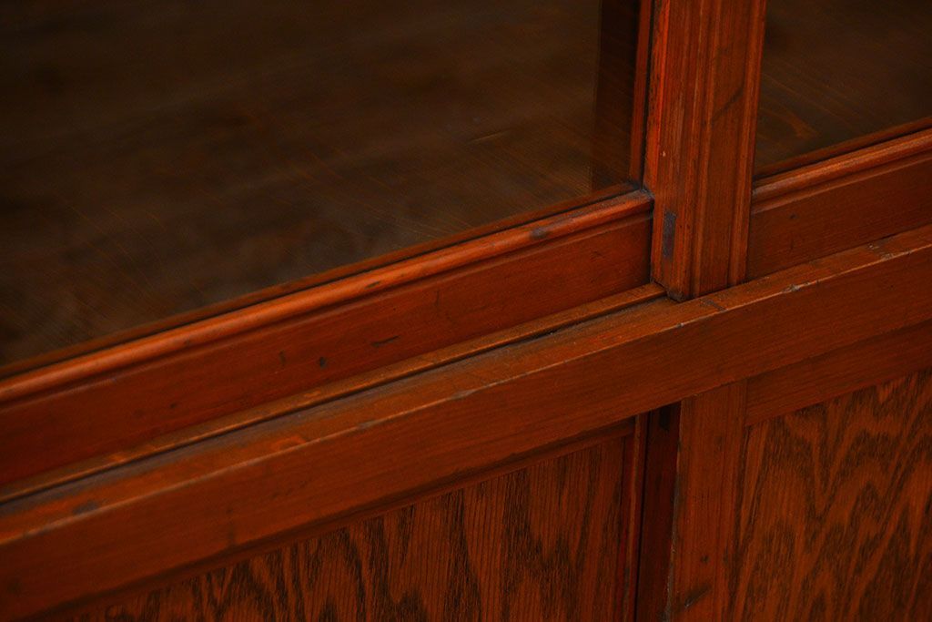 アンティーク家具　アンティーク 古い木のシンプルな二段重ね収納棚 (書棚、食器棚)