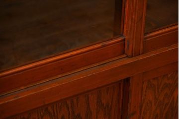 アンティーク家具　アンティーク 古い木のシンプルな二段重ね収納棚 (書棚、食器棚)