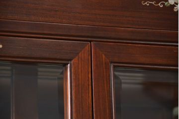 中古 高級家具 唐木製の螺鈿細工入りの中国飾り棚 (キャビネット、ガラスケース)