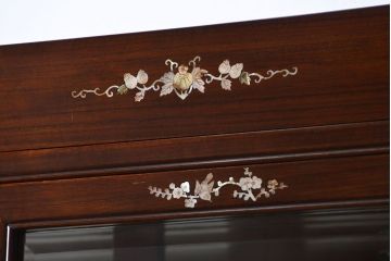 中古 高級家具 唐木製の螺鈿細工入りの中国飾り棚 (キャビネット、ガラスケース)