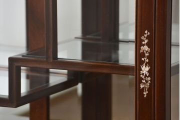 中古 高級家具 唐木製の螺鈿細工入りの中国飾り棚 (キャビネット、ガラスケース)