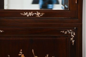 中古 高級家具 唐木製の螺鈿細工入りの中国飾り棚 (キャビネット、ガラスケース)