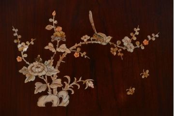 中古 高級家具 唐木製の螺鈿細工入りの中国飾り棚 (キャビネット、ガラスケース)