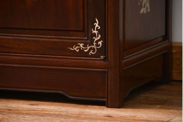 中古 高級家具 唐木製の螺鈿細工入りの中国飾り棚 (キャビネット、ガラスケース)