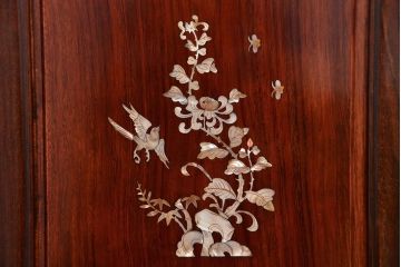 中古 高級家具 唐木製の螺鈿細工入りの中国飾り棚 (キャビネット、ガラスケース)