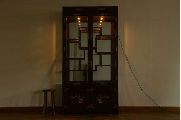 中古 高級家具 唐木製の螺鈿細工入りの中国飾り棚 (キャビネット、ガラスケース)
