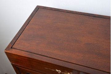 中古 高級家具 唐木製の螺鈿細工入りの中国飾り棚 (キャビネット、ガラスケース)