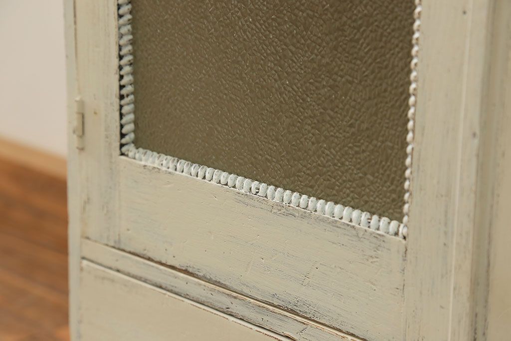 アンティーク家具　アンティークペイント ダイヤガラス入りのブックケース(本箱、収納棚)