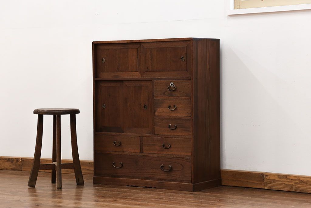 アンティーク家具　古民具・骨董 古い木の小振りな収納棚(箪笥)