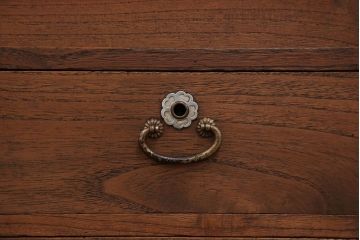 アンティーク家具　古民具・骨董 古い木の小振りな収納棚(箪笥)