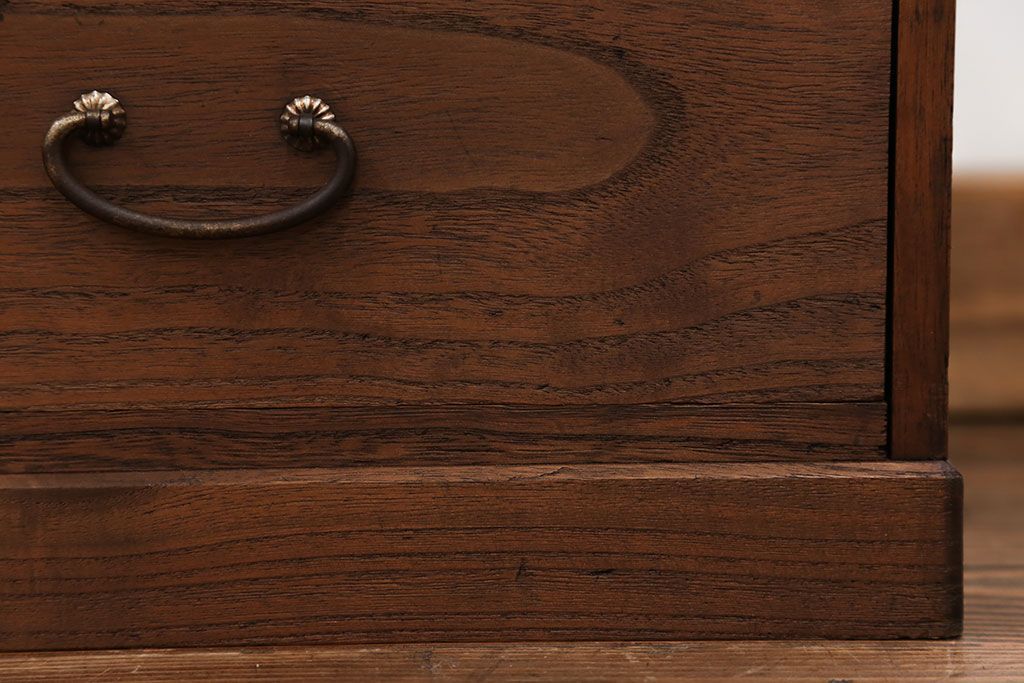 アンティーク家具　古民具・骨董 古い木の小振りな収納棚(箪笥)