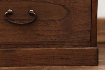 アンティーク家具　古民具・骨董 古い木の小振りな収納棚(箪笥)