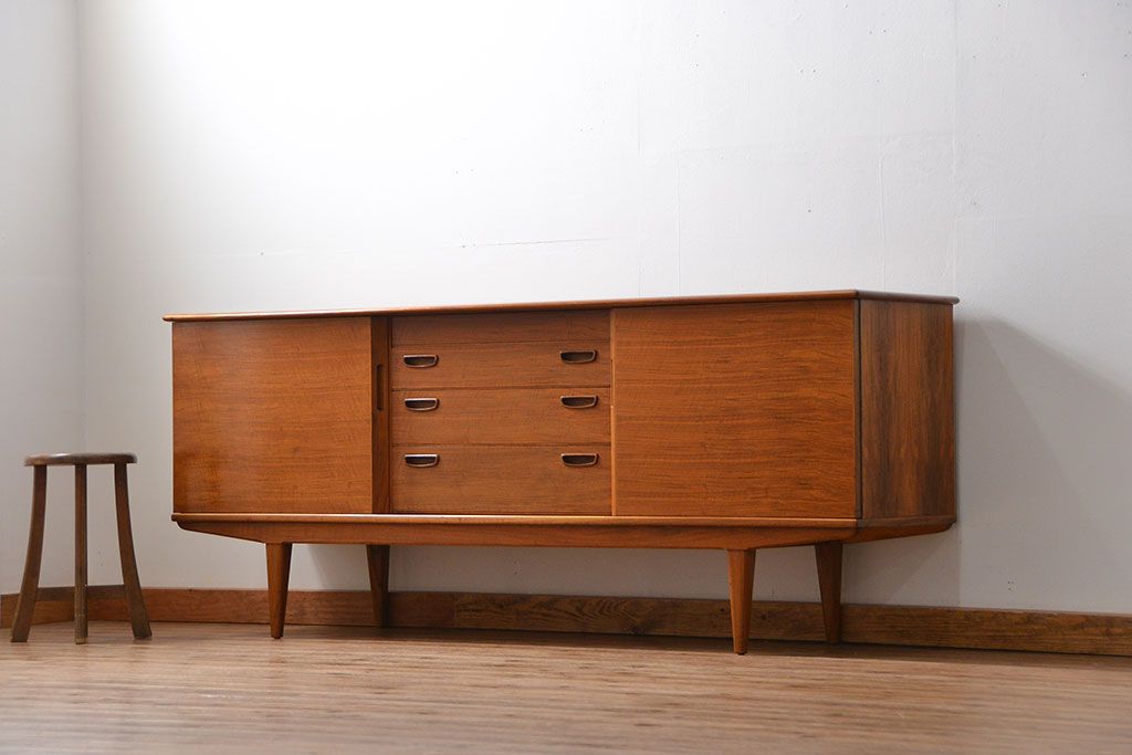 北欧家具 ウォールナット材 杢目の素晴らしい北欧ビンテージリビングボード (サイドボード)